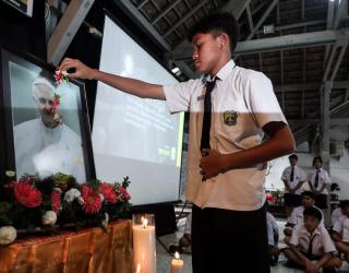 Kenang Sosok Paus Fransiskus, Siswa dan Guru Menyampaikan Doa dan Tabur Bunga