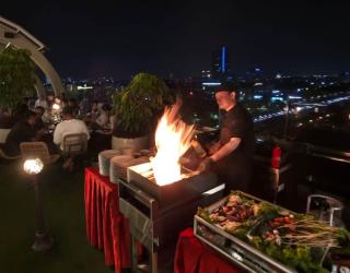 Sunset Chill & Grill, Sensasi BBQ dan Sunset dari Rooftop Surabaya