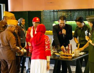 Hangatkan HUT RI, EXCOTEL Surabaya dan Veteran Racik Wedang Jawi