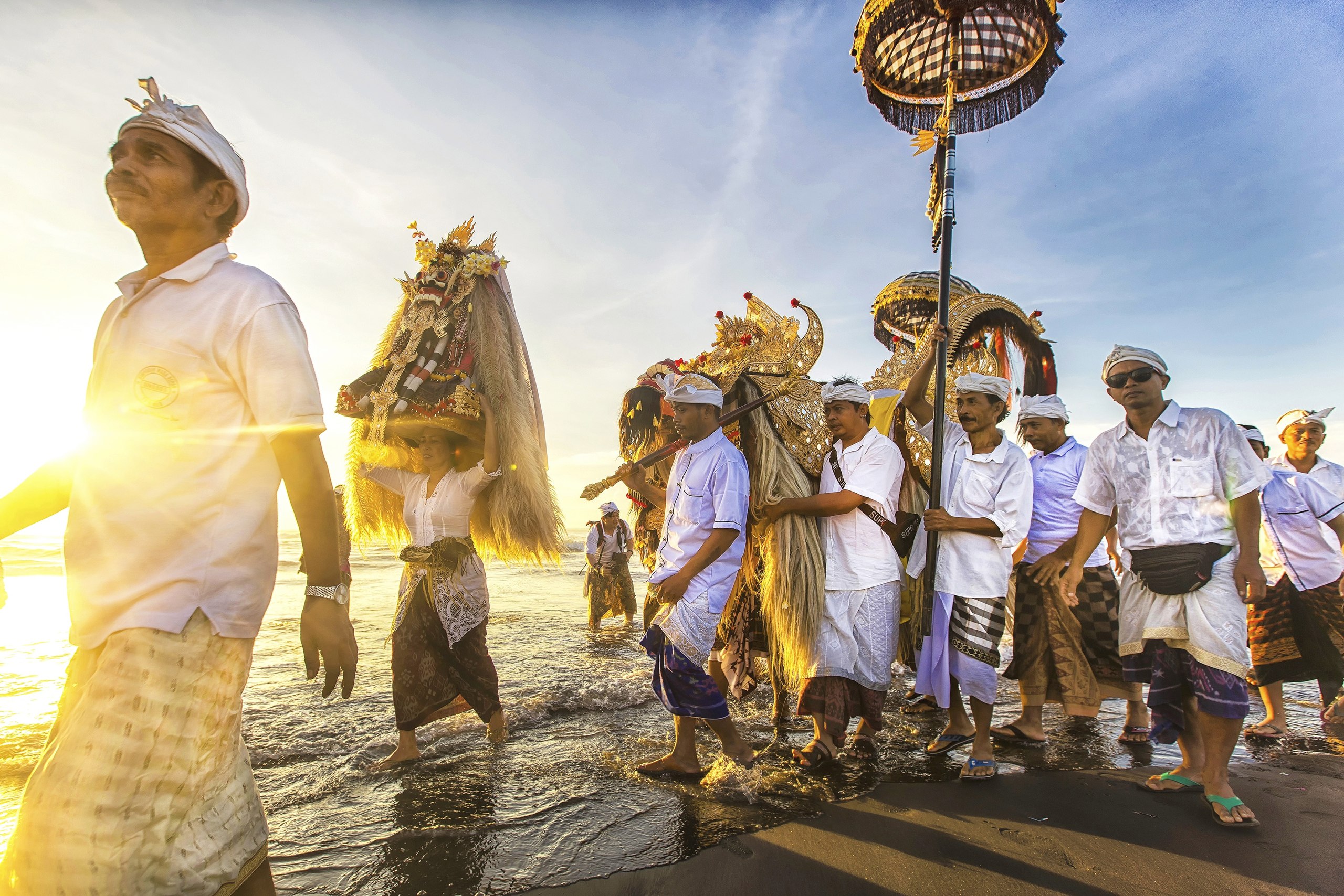 Melasti Gianyar Bali./ Sumber Foto: Wikipedia, karya Gede Putu Agus Sunantara. 