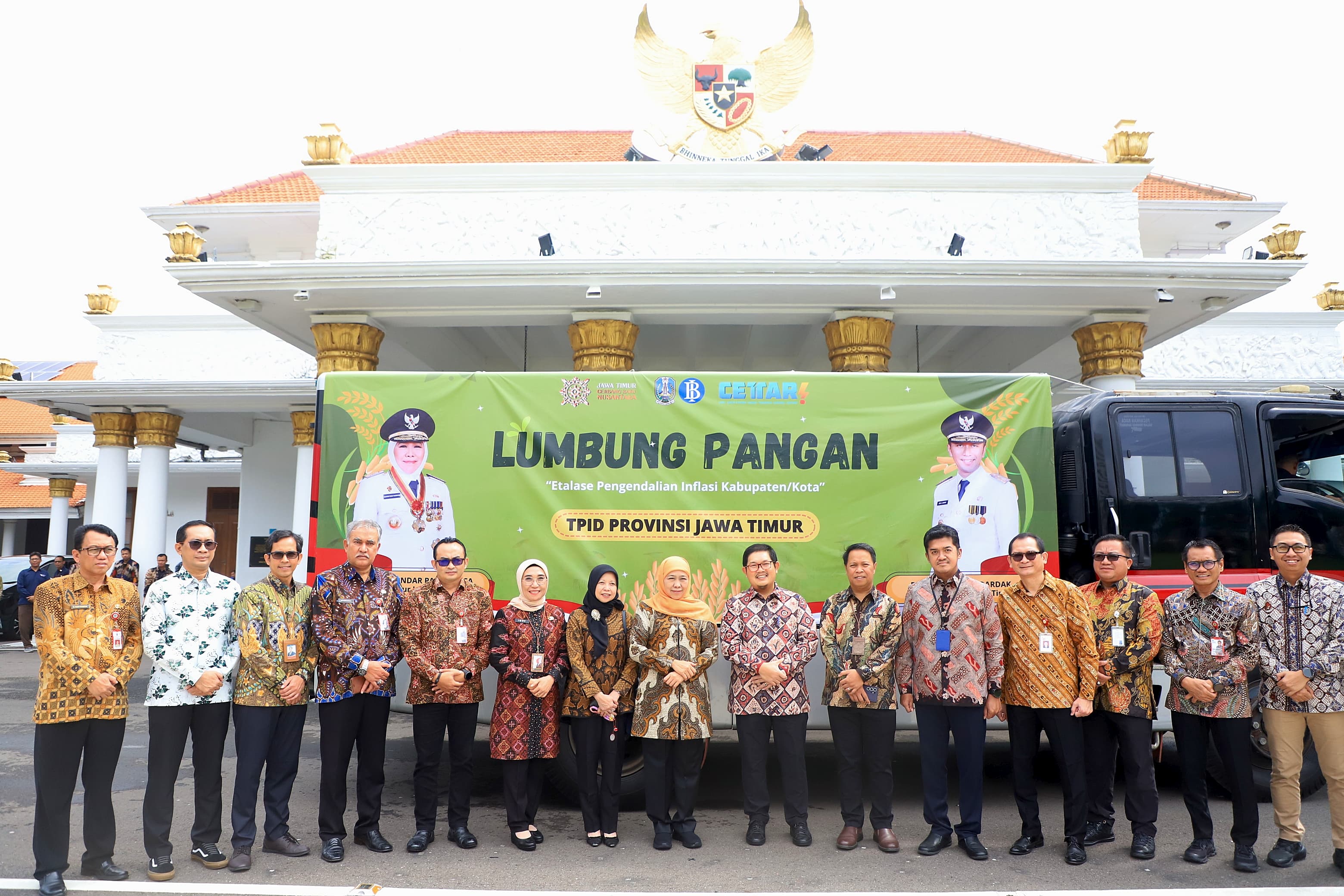 Gubernur Jawa Timur, Khofifah Indar Parawansa, bersama pejabat TPID Jawa Timur, meluncurkan EPIK Mobile untuk mendistribusikan bahan pangan murah demi menjaga stabilitas harga jelang Ramadhan dan Idul Fitri 2025. Program inovatif ini menunjukkan sinergi a