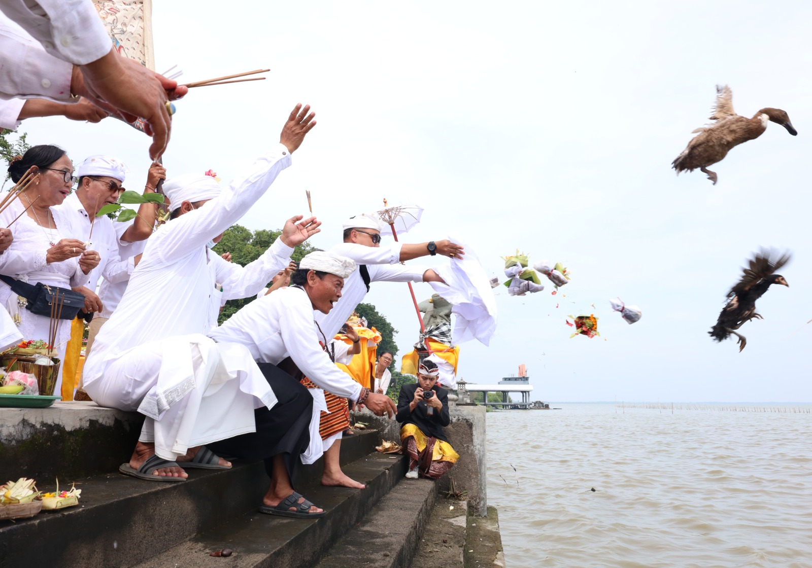 Proses Larung Sesaji, Sucikan Hati, dan Bersihkan Diri. Suasana khidmat meresapi udara minggu pagi (23/3/2025) di Pantai Kodiklatal, Morokrembangan, Surabaya, saat umat Hindu menjalani ritual melasti dengan penuh kesungguhan. Larung sesaji ke laut mencerm