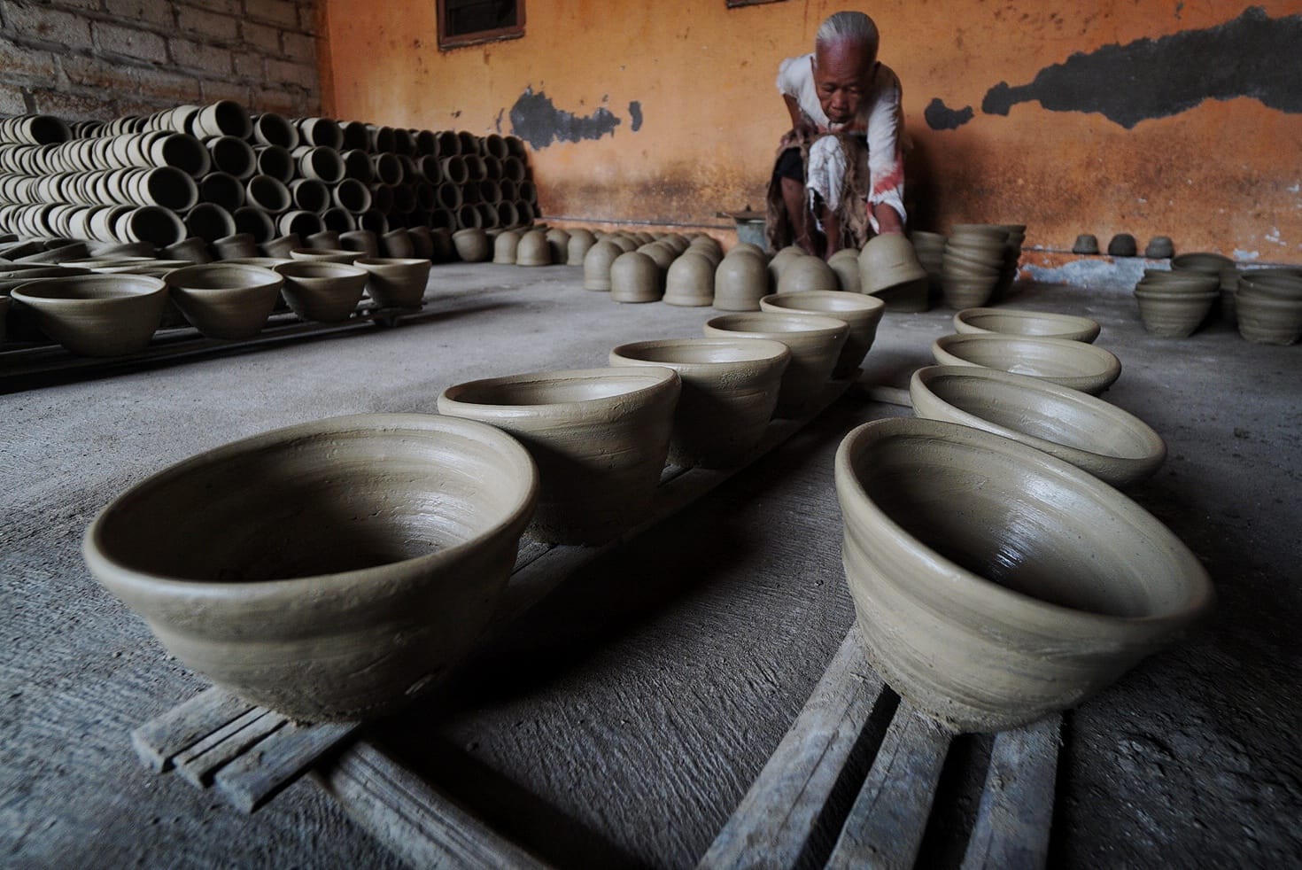Menjaga Bara Tradisi di Tanah Liat: Potret Perajin Gendok di Desa Karang, Tuban