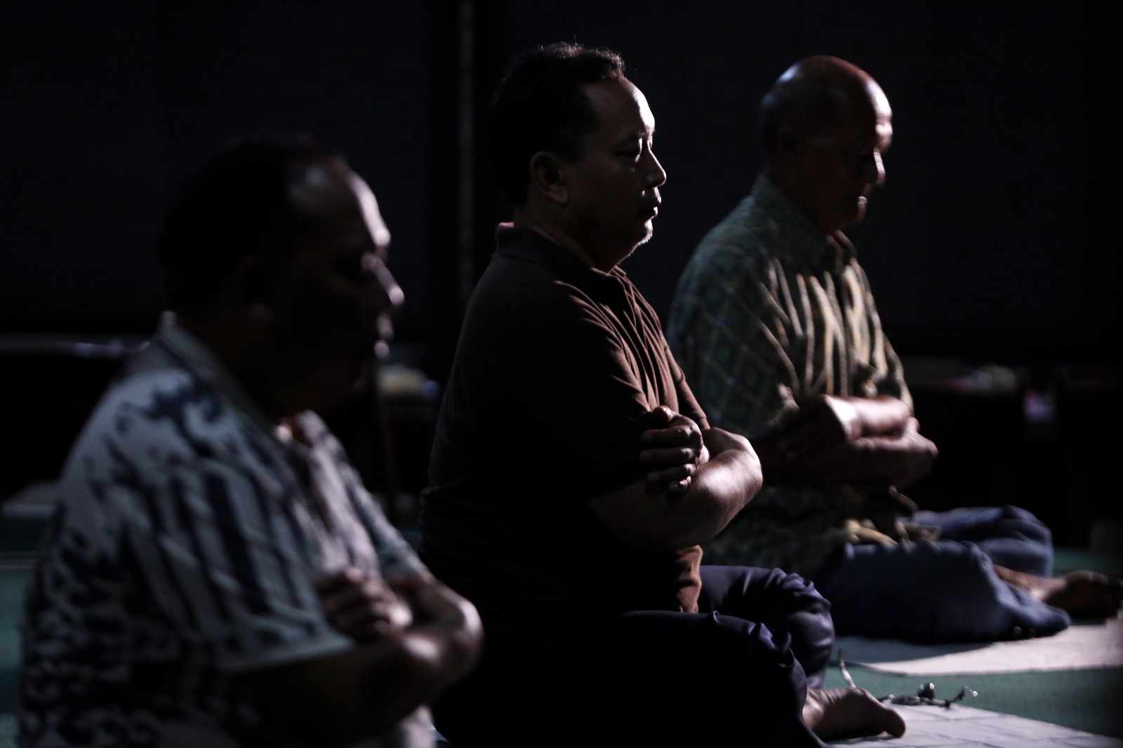 Di Sanggar Candi Busana, suasana temaram dan udara sejuk. Para penghayat kepercayaan Sapta Darma tengah larut dalam doa dan sujud. Tujuhpagi.com/Robertus Rizky.