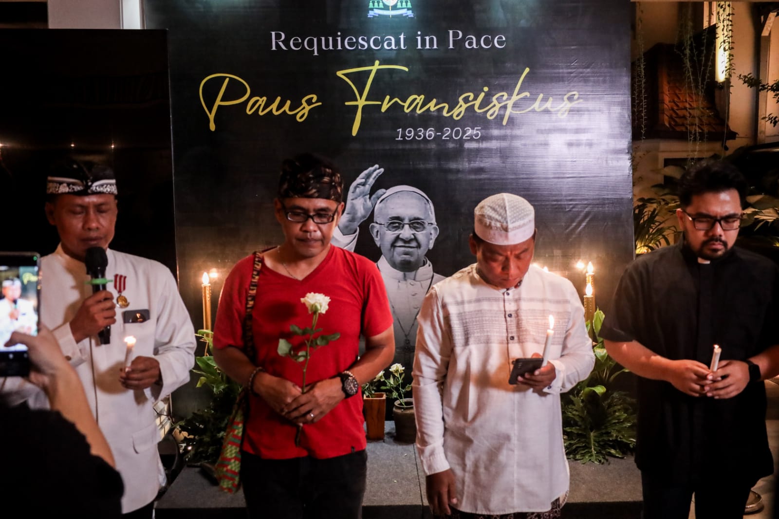 Perwakilan penghayat kepercayaan, Buddha, Katolik, Islam dan Kristen bergantian melafalkan doa untuk kepergian Paus Fransiskus di Gereja Hati Kudus Yesus Katedral Surabaya, Selasa (22/4/2025) malam. Foto/Robertus Rizky. 