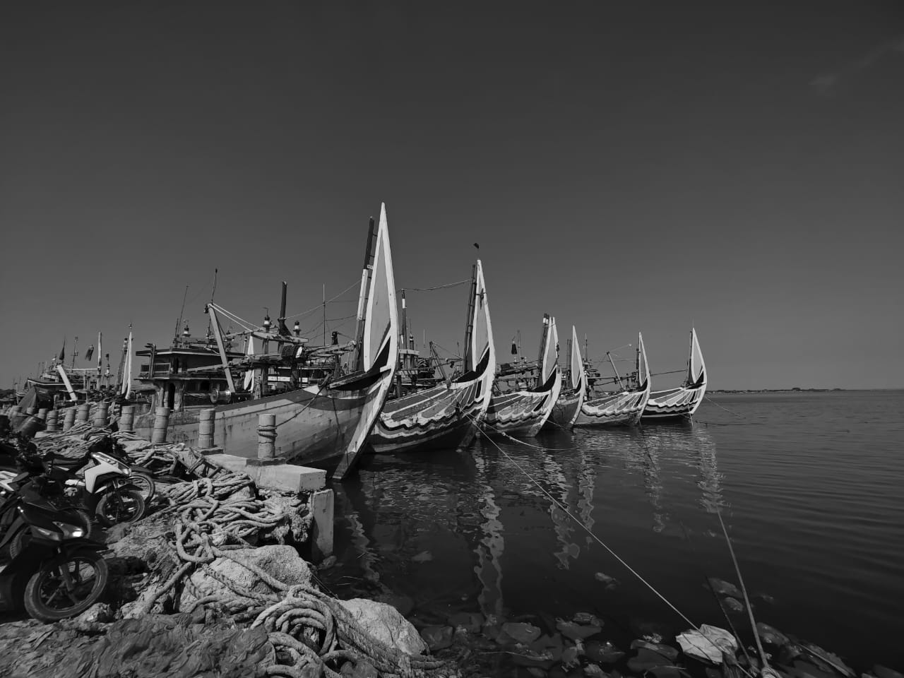 Laut Menghidupi, TPI Menyulitkan: Potret Nestapa Nelayan Palang