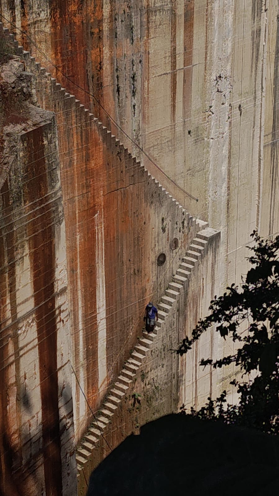 Tangga Batu: Jalan Berbahaya Menuju Perut Bumi. (Foto: Julian)