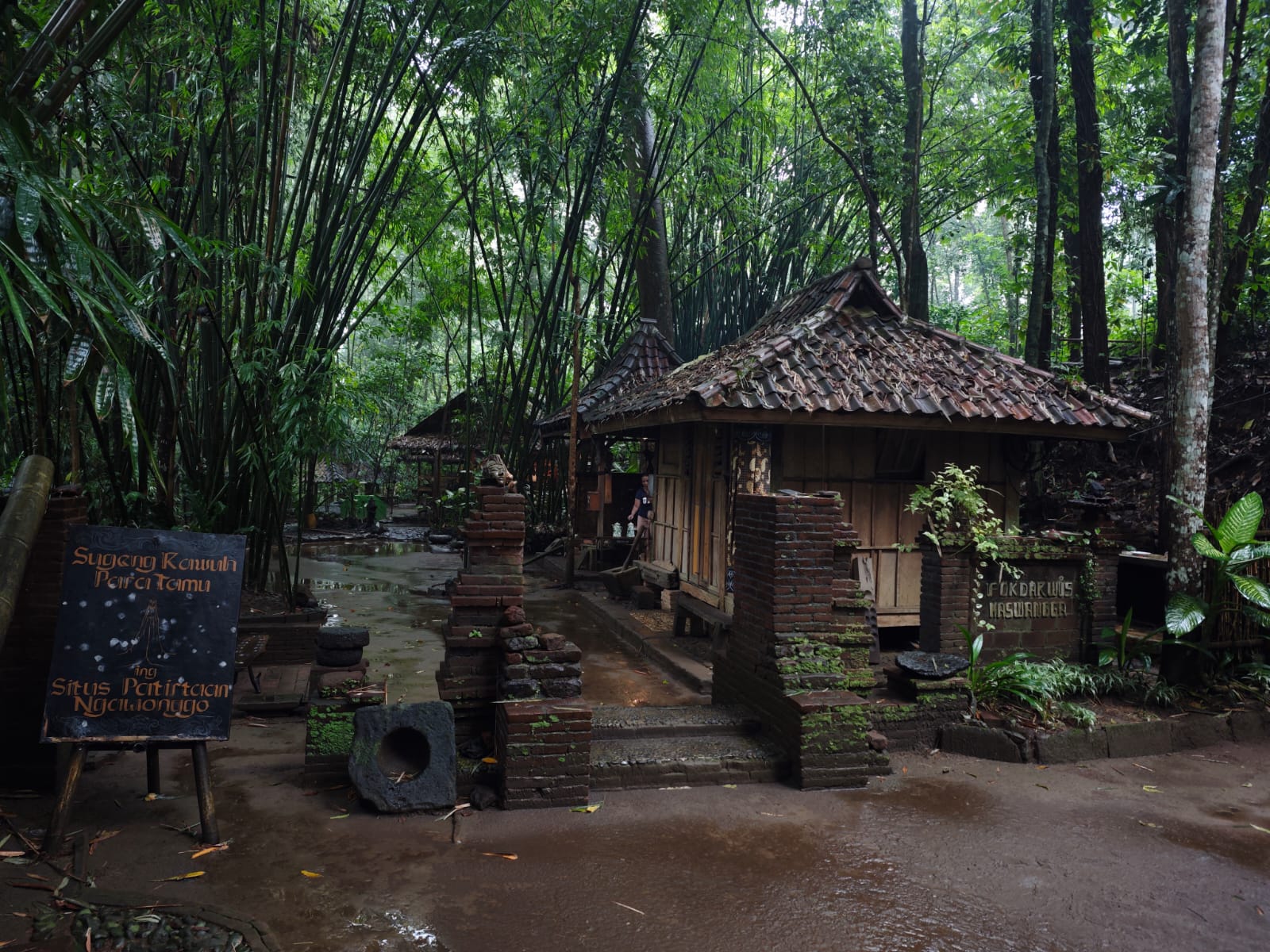 Tomboan Ngawonggo, tempat pulang di tengah hutan. (Foto: Julian)