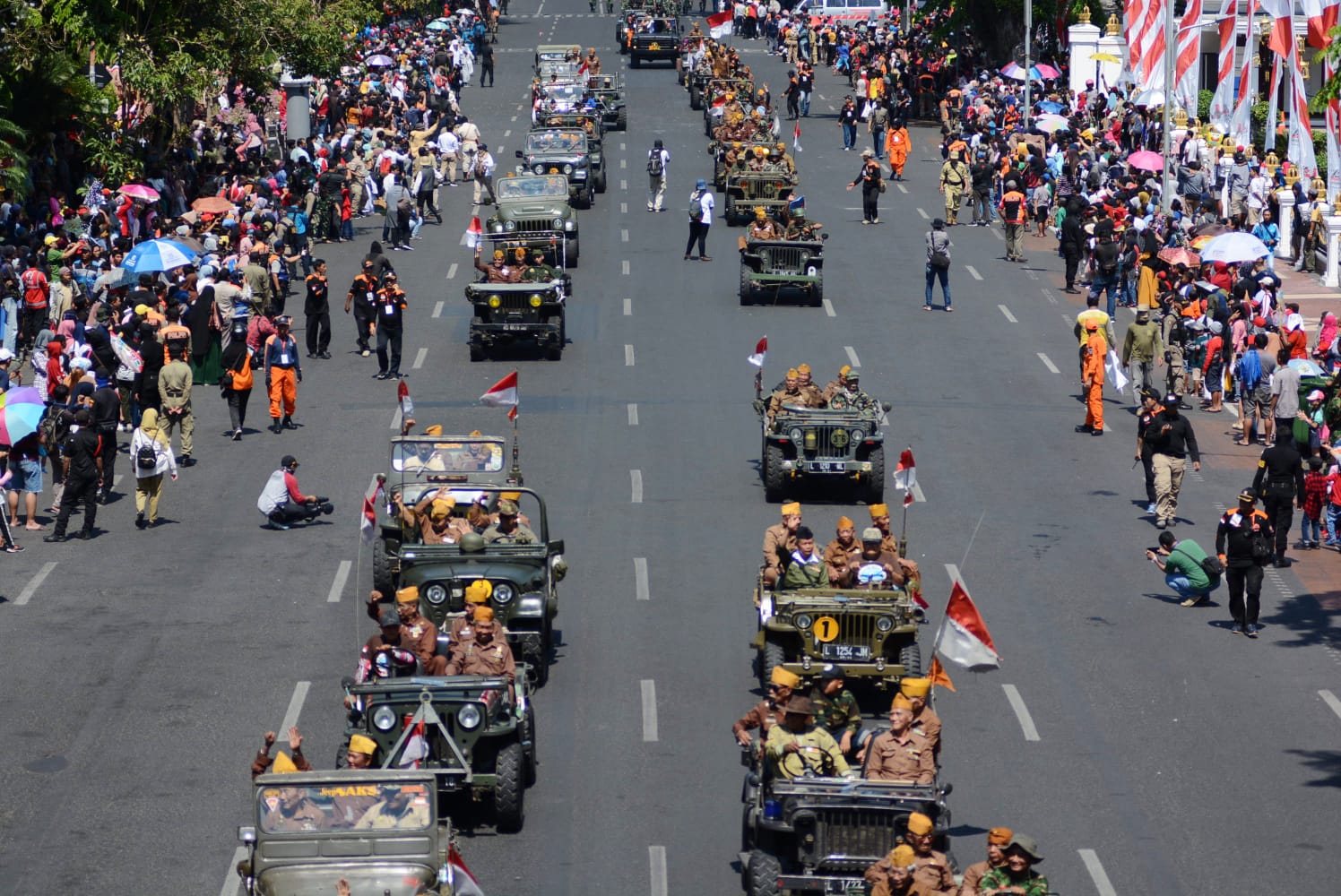 Semangat dan Kebanggaan: Parade Budaya Memperingati HJKS ke-732 di Surabaya. (Foto: Julian)