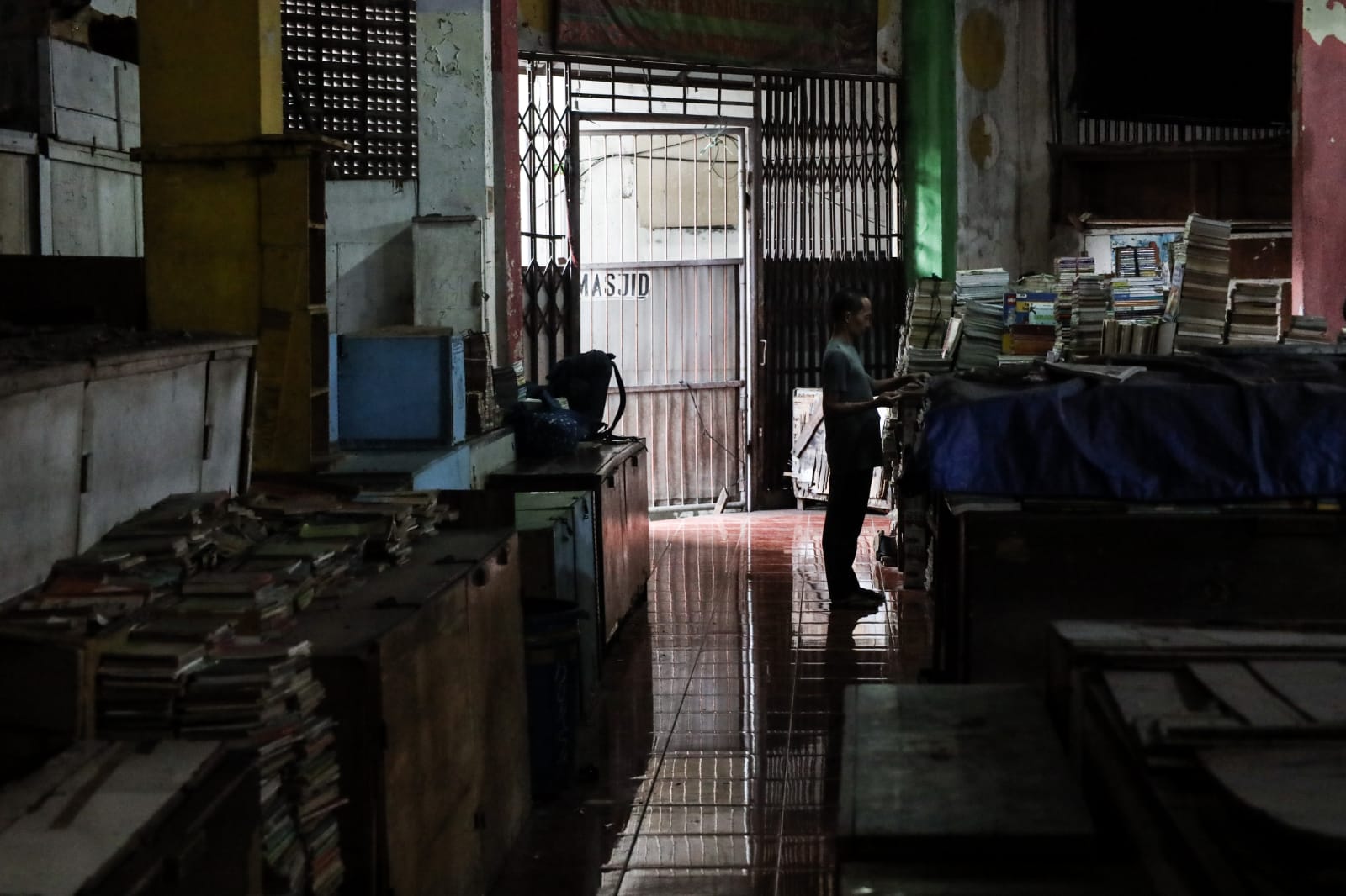 Keheningan Pasar Blauran: Suara Terdengar dari Debu dan Jaring Laba-Laba, Sabtu (17/5/2025). (Foto: Robertus Rizky)