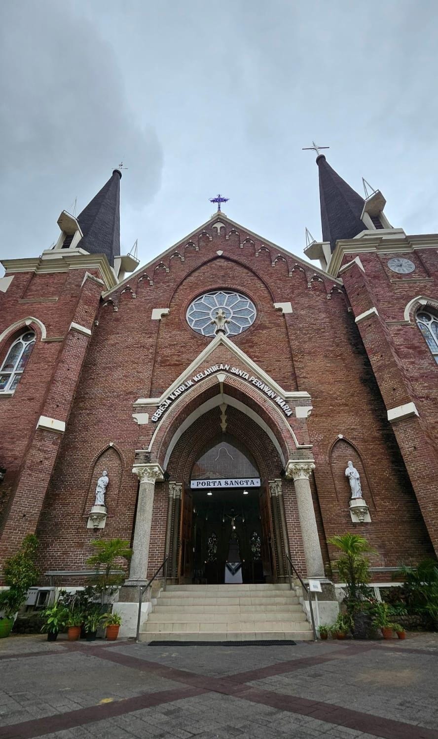 Arsitektur gereja ini mengusung gaya Neo Gothic. Dirancang oleh arsitek W Westmaas pada tahun 1899, gereja ini memiliki ciri khas bangunan ramping dan menjulang. Pilar-pilar kayu galam dari Kalimantan dipasang pertama kali pada 18 April 1899, meletakkan d