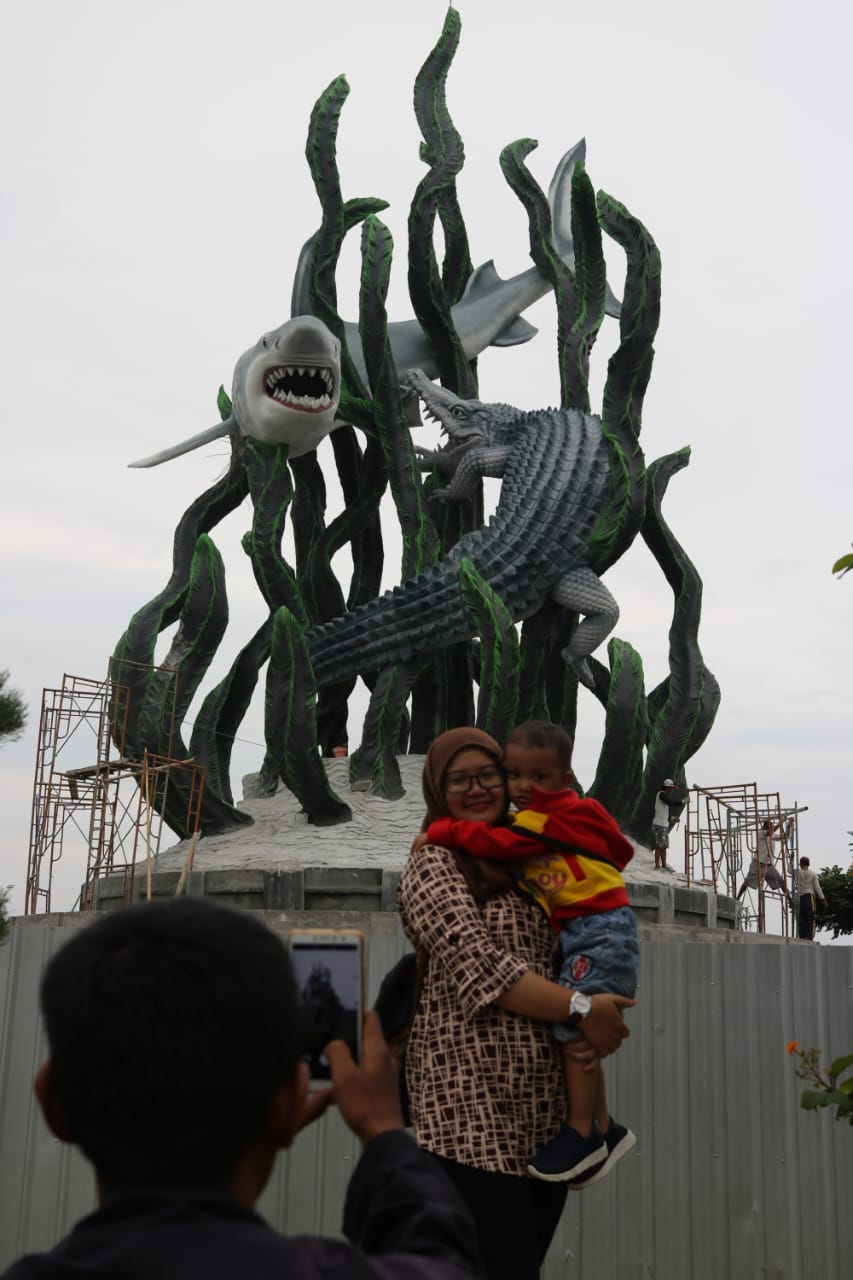 Patung ikonik dua binatang bertarung di Kota Surabaya ini melambangkan mitos panjang antara sura dan buaya yang menyelimuti sejarah kota yang sesungguhnya penuh keberanian. (Foto: Julian)