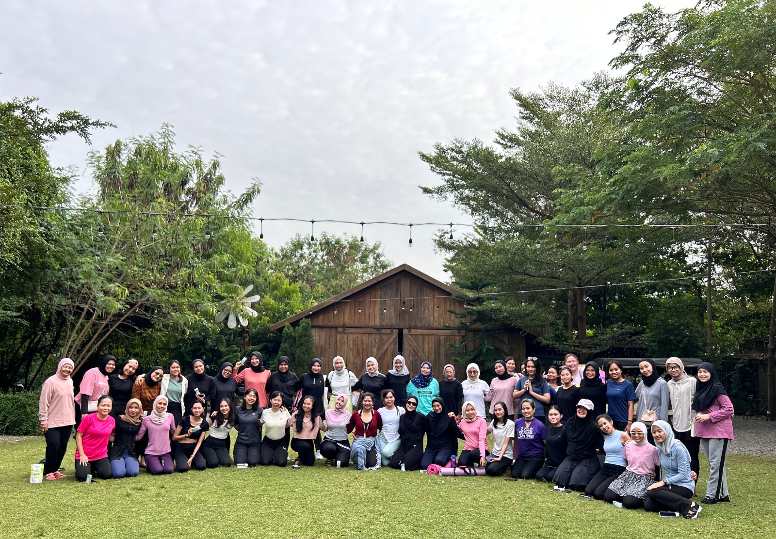 Kegiatan rutin Konco Yoga Surabaya hadir setiap Sabtu sore dan Minggu pagi. (Foto: Konco Yoga)