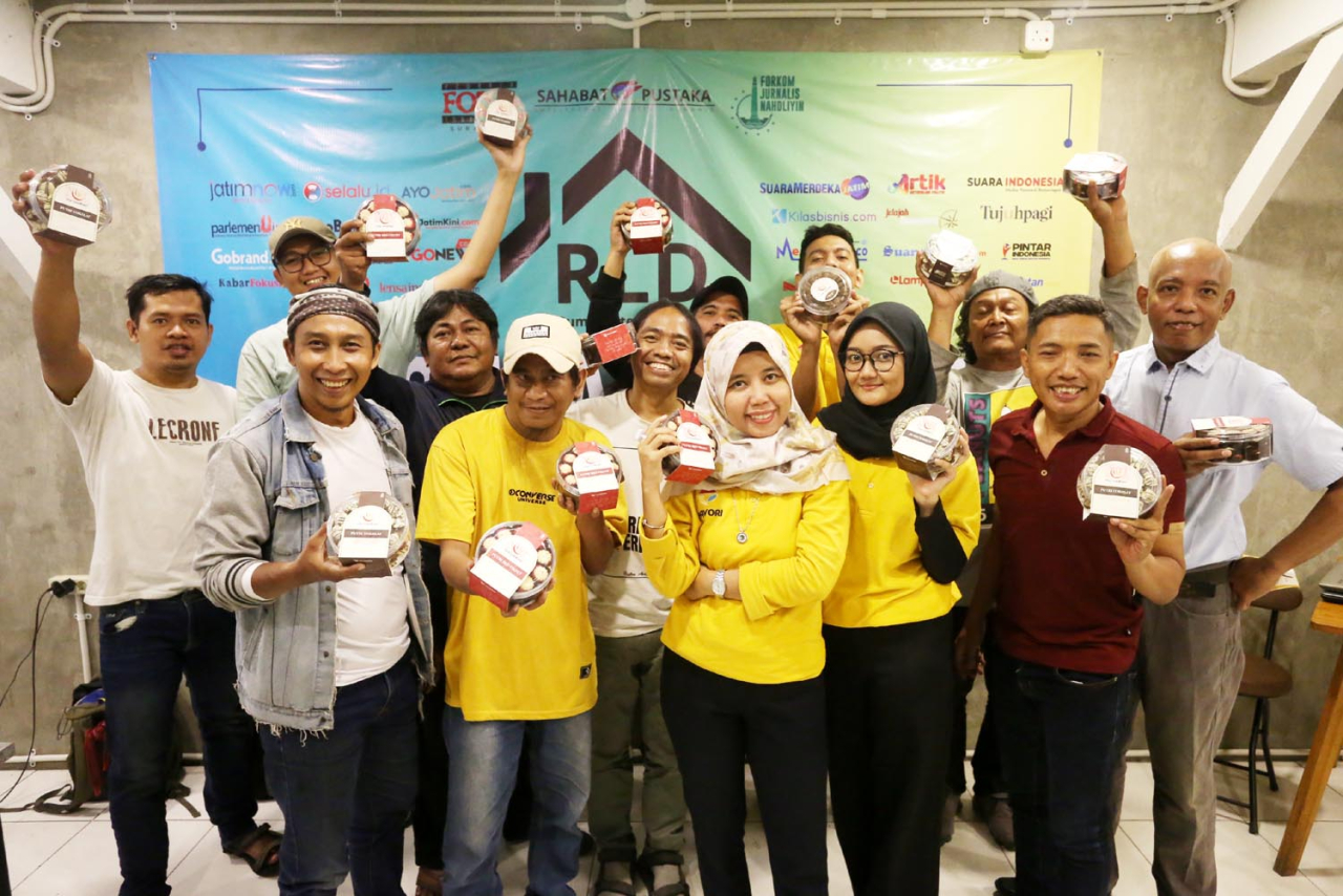 Tim Ina Cookies foto bersama jurnalis usai jagongan bareng di Rumah Literasi Digital (RLD), di Surabaya pada Rabu (12/11/2025). Foto/RLD