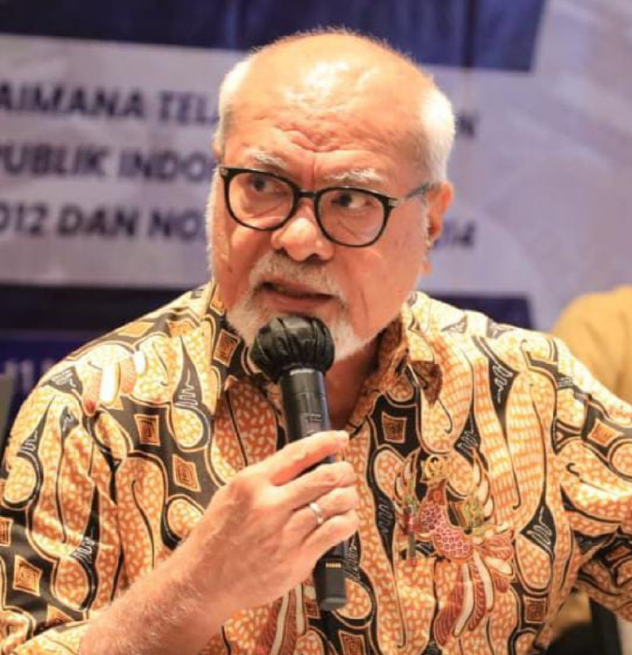 Ia juga mendorong agar kantin sekolah serta pelaku UMKM setempat dilibatkan sebagai bagian dari dapur penyedia makanan.