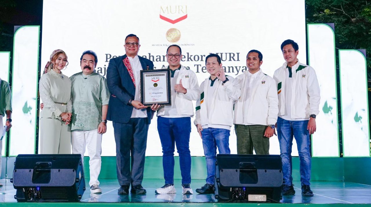 Perwakilan PT Sasa Inti menerima penghargaan Rekor MURI atas penyajian 1.447 porsi opor ayam dalam rangkaian kegiatan Sasa OPORasi Lebaran Food Festival. Foto: PT Sasa Inti/GoBrand.id