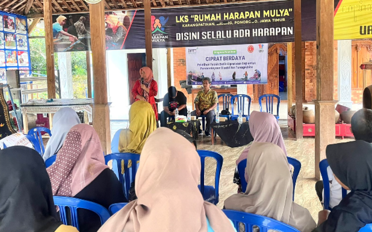 Bank Muamalat bersama BMM Gelar Program Pemberdayaan Difabel Batik Ciprat Karangpatihan di Ponorogo Jawa Timur