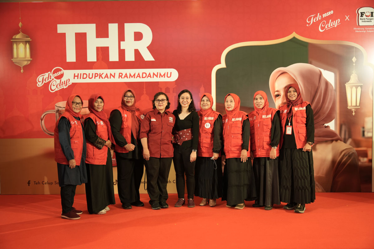 Teh Celup Sosro gandeng FoodBank of Indonesia distribusikan 60.000 paket takjil di 186 masjid guna memperkuat ikatan sosial dan brand keberlanjutan. Foto/Sosro