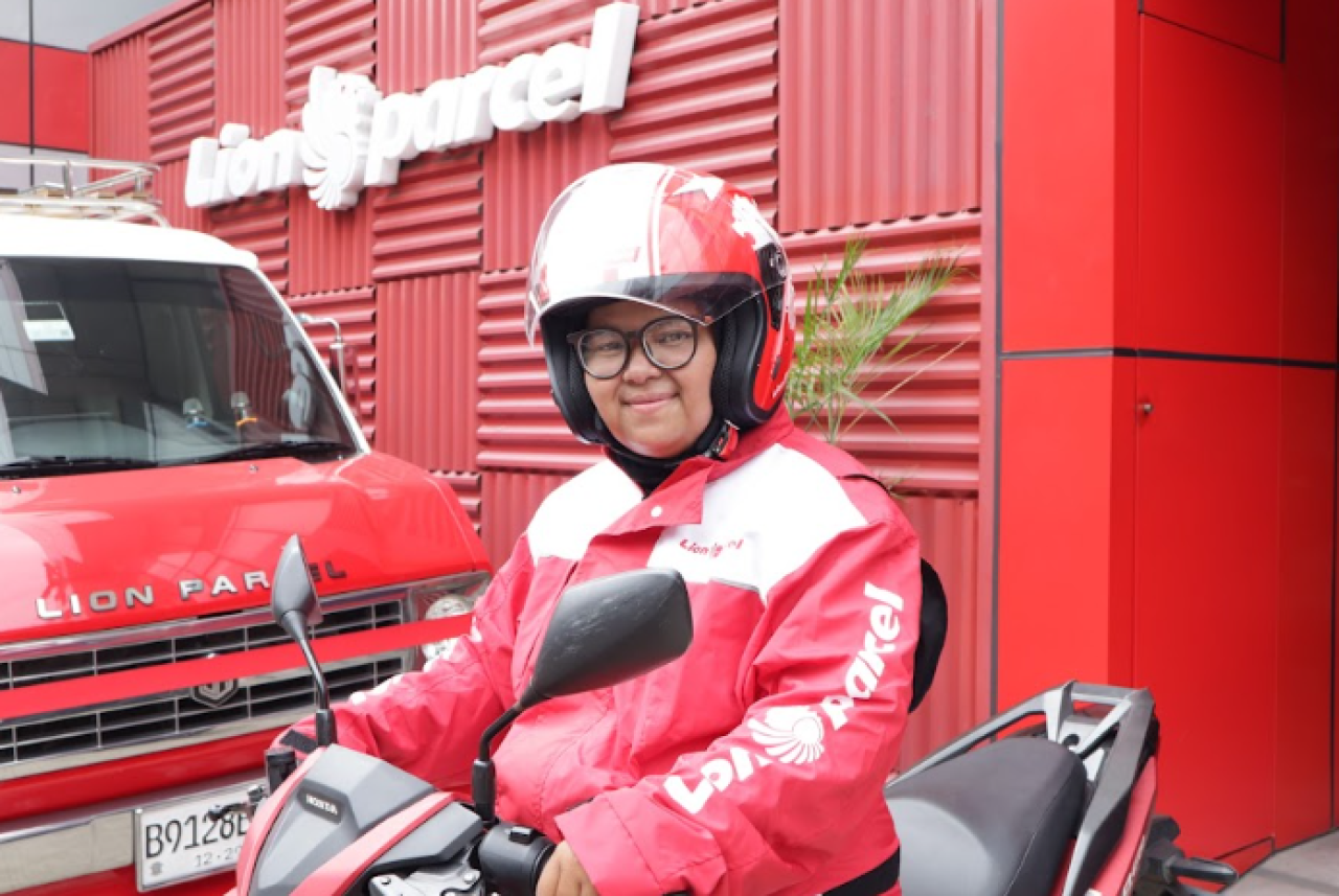 Kartini Masa Kini, Kisah Kurir Lion Parcel Menembus Batas