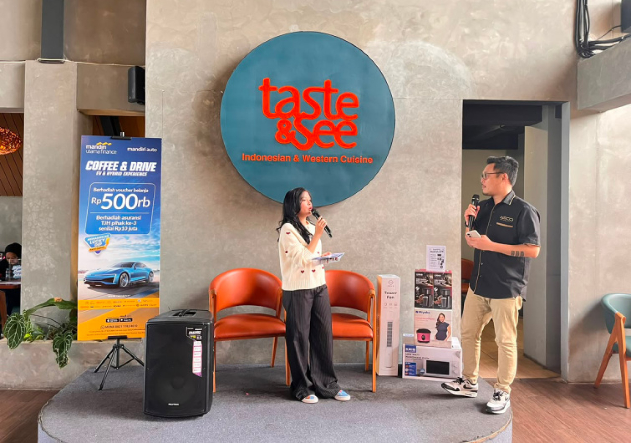 Program yang digelar bersama Bank Mandiri dan jaringan dealer otomotif ini menghadirkan berbagai merek kendaraan listrik untuk dicoba langsung oleh masyarakat.