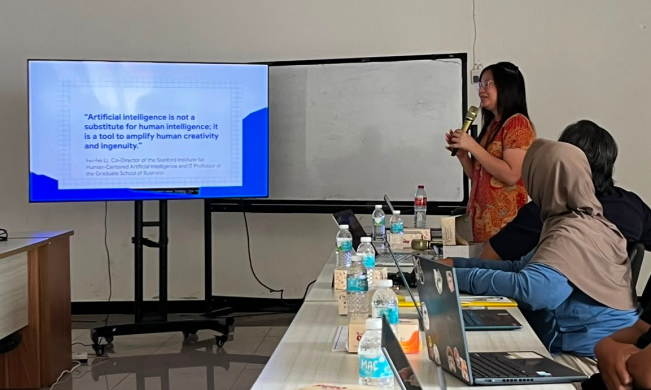 Materi disampaikan oleh Prof. Dr. Ir. Esther Irawati Setiawan, S.Kom., M.Kom., Head of Department ISTTS. Foto/LPK
