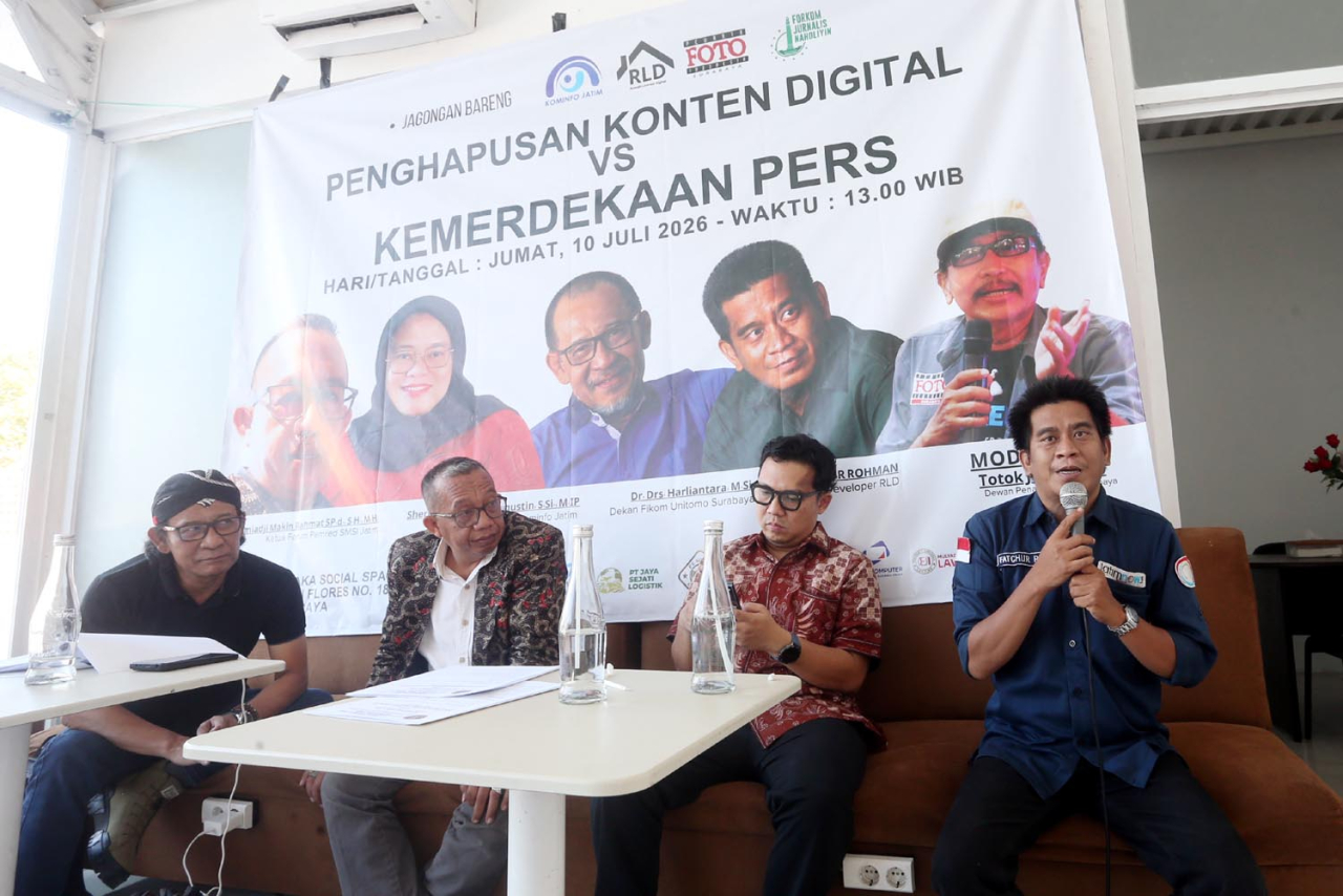Diskusi bertajuk "Penghapusan Konten Digital vs Kemerdekaan Pers" di Hanaka Social Space, Surabaya, Jumat (10/7/2026). Foto: Ali Masduki/PFI Surabaya