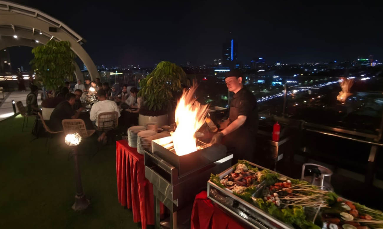 EXCOTEL Surabaya menghadirkan Sunset Chill & Grill, pengalaman BBQ, live music, dan sunset dengan panorama 360 derajat Kota Surabaya. Foto/GoBrand.id