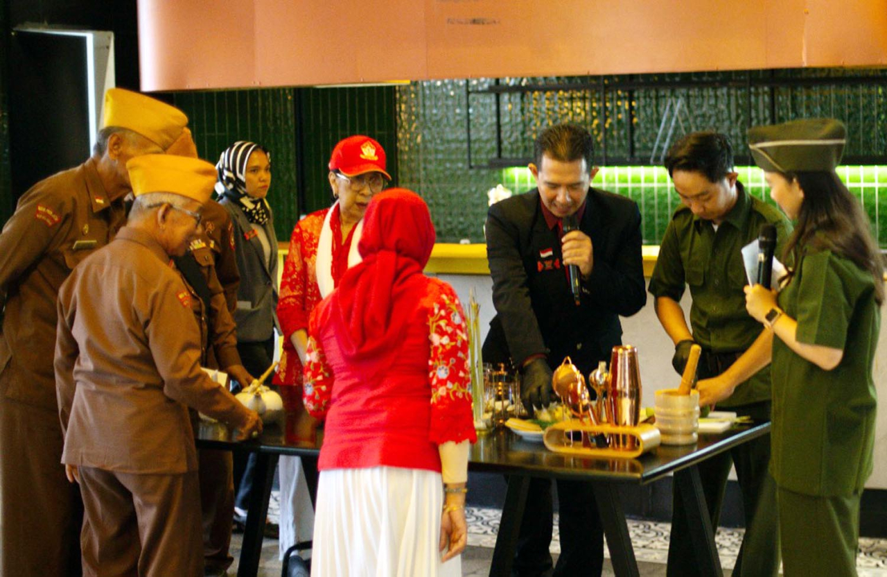 EXCOTEL Surabaya menggandeng LVRI dalam “Mixology with Veteran”, mempertemukan veteran dan generasi muda lewat racikan Wedang Jawi. Foto/EXCOTEL