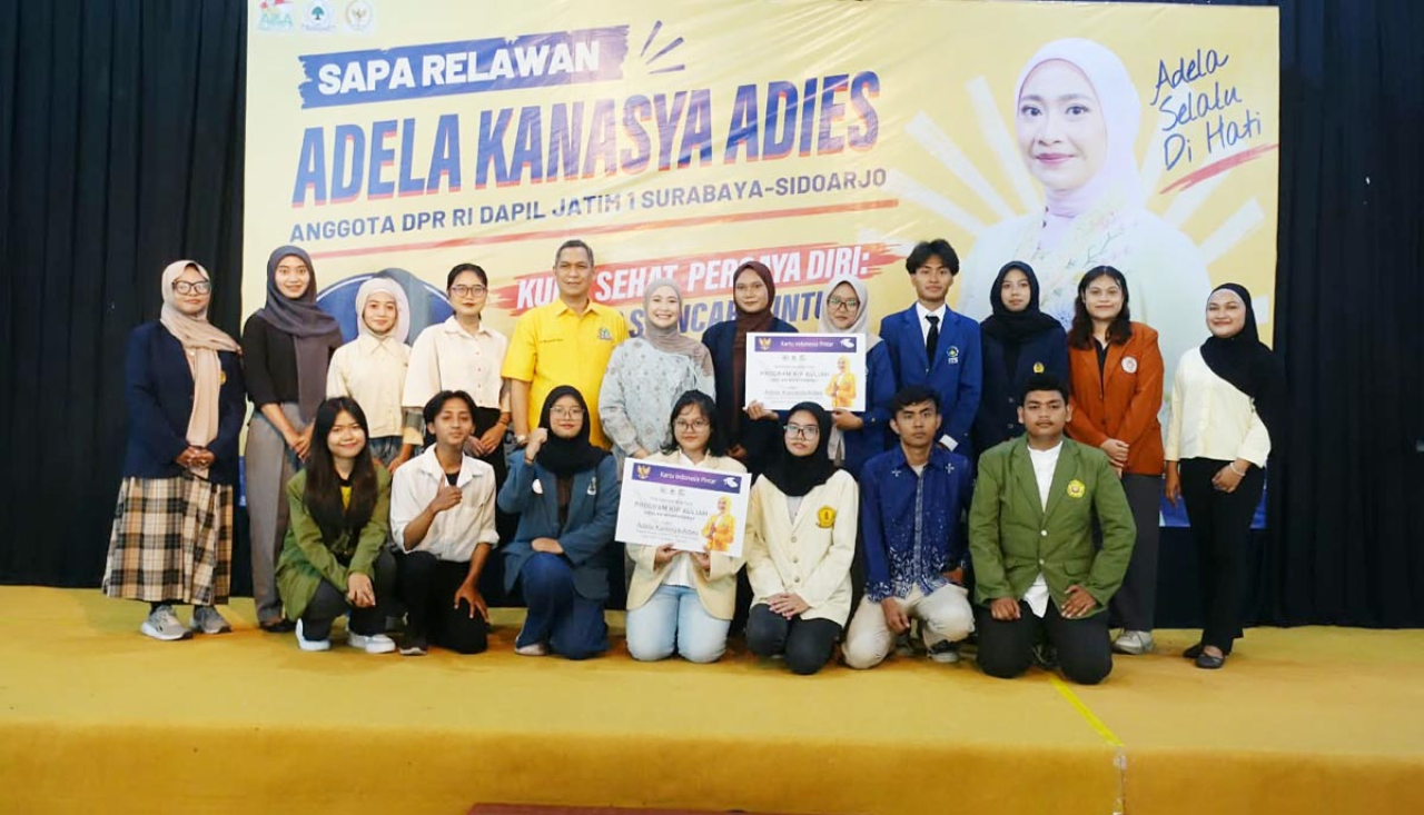 Anggota DPR RI Adela Kanasya Adies menyerahkan KIP Kuliah dan menjaring aspirasi warga Surabaya terkait pendidikan dan SDM. Foto/Tim Media