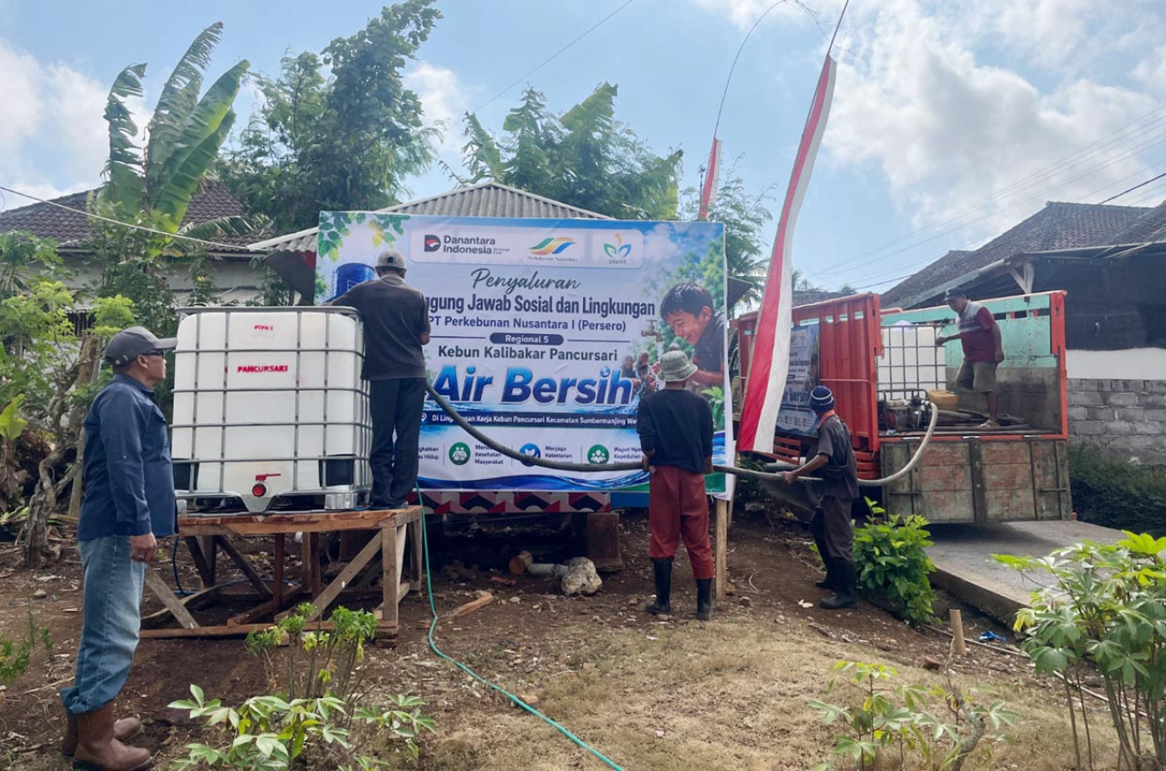 PTPN I Regional 5 menyalurkan 3.000 liter air bersih per hari untuk membantu ratusan warga terdampak kekeringan di Malang. Foto/PTPN
