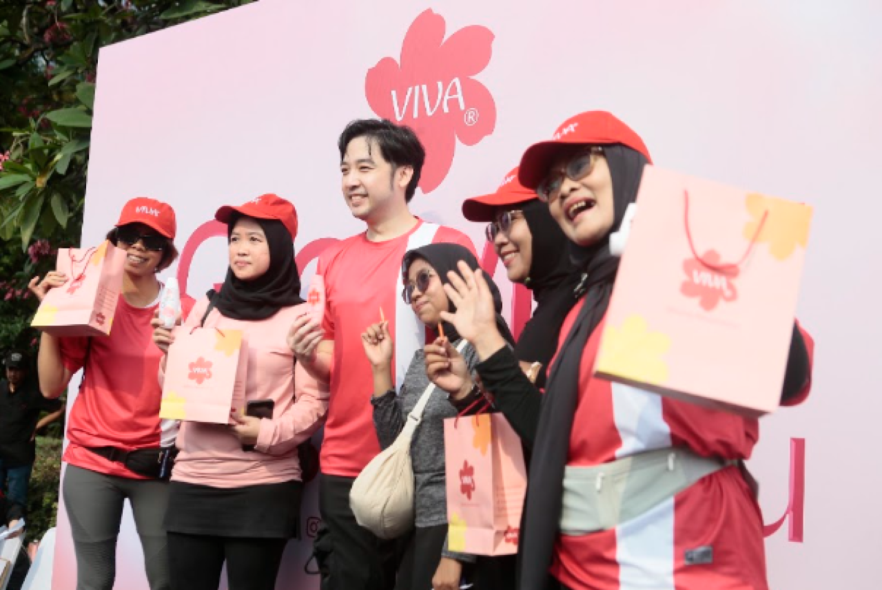 Viva Cosmetics Ajak Masyarakat Bergerak dan “Glowing Bersamamu”